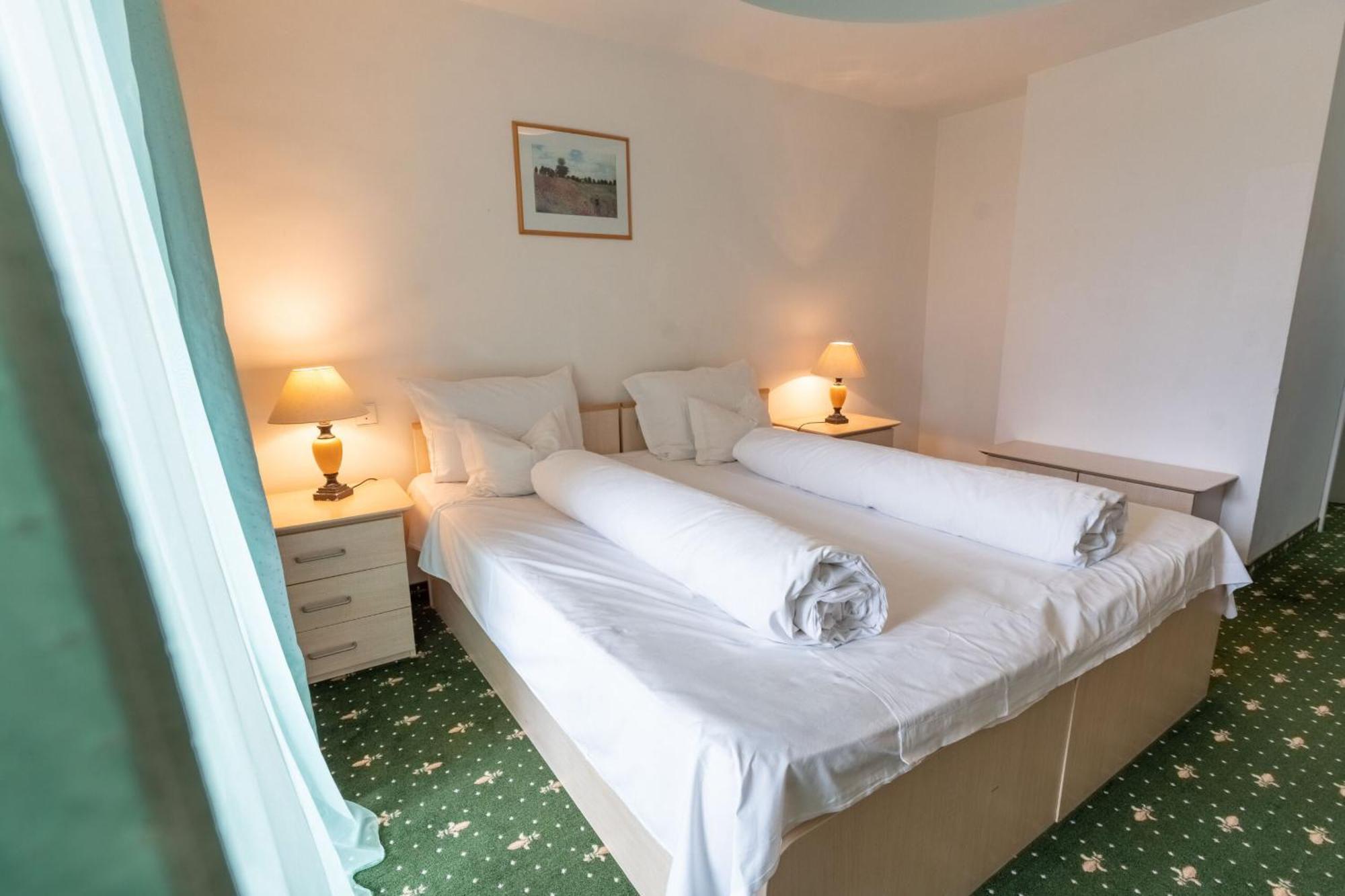 Hotel Iadolina Stana de Vale Bagian luar foto