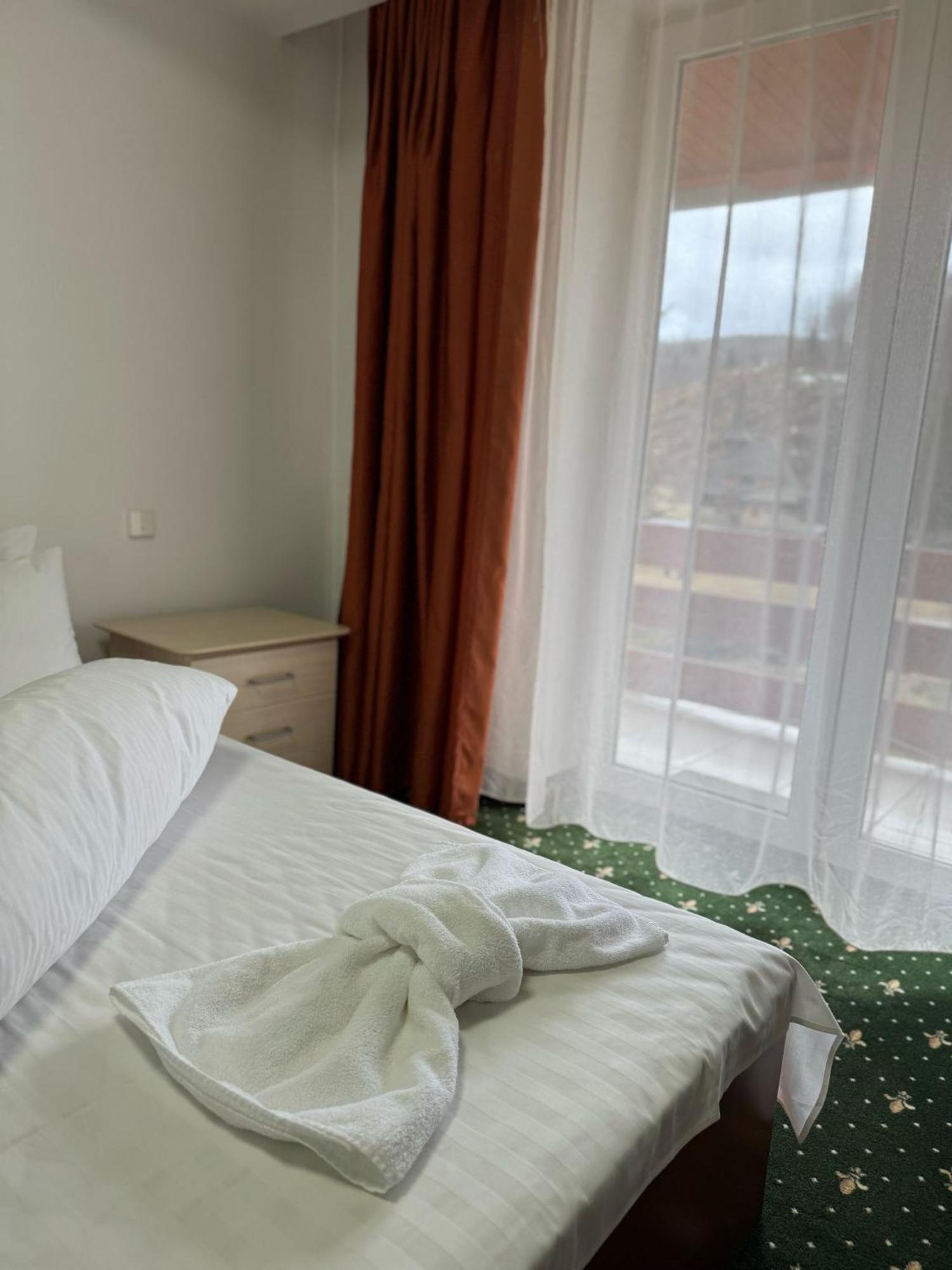Hotel Iadolina Stana de Vale Bagian luar foto