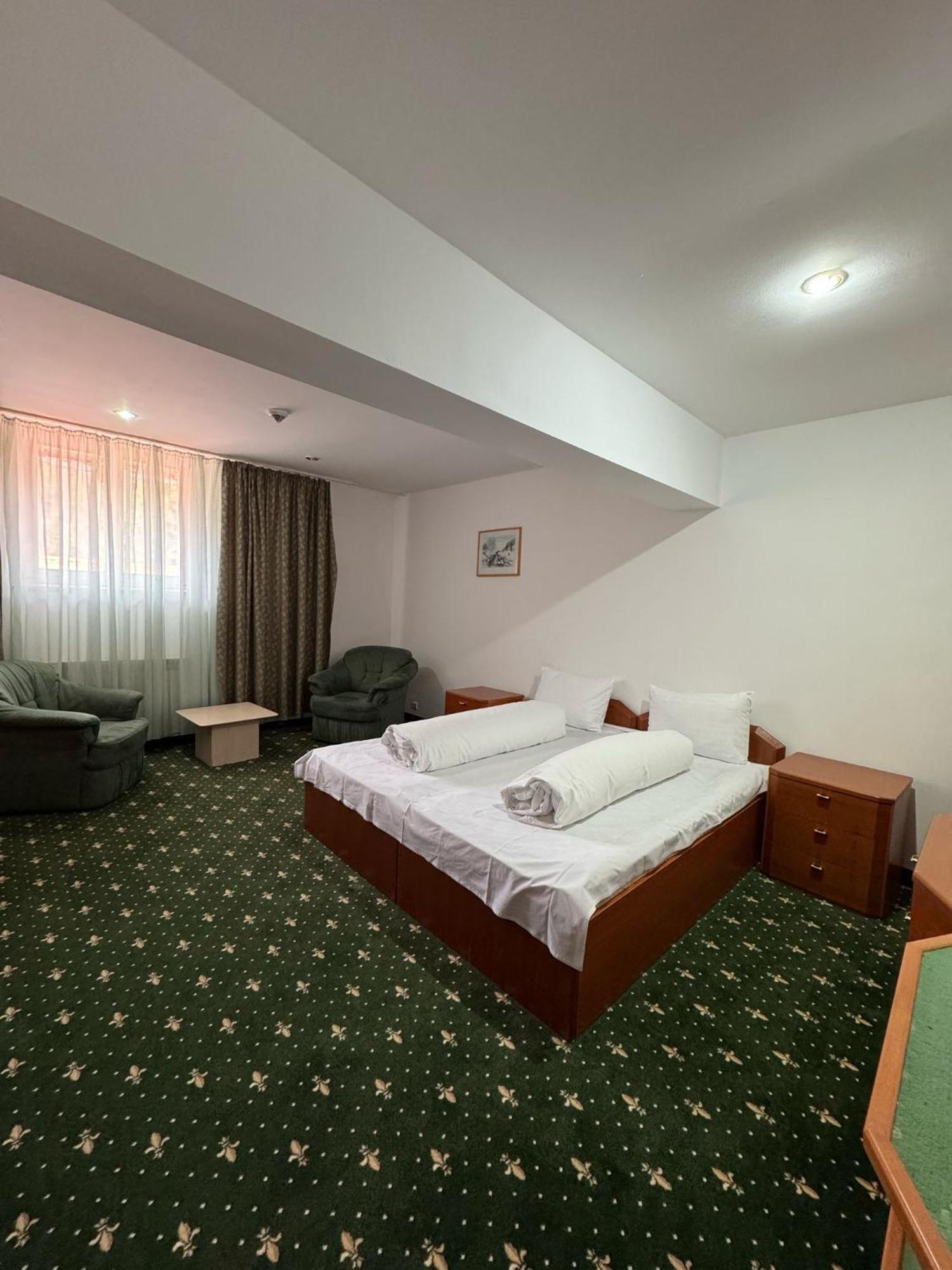 Hotel Iadolina Stana de Vale Bagian luar foto